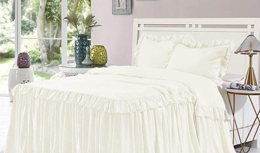 What Color Bed Skirt Goes With a White Comforter?