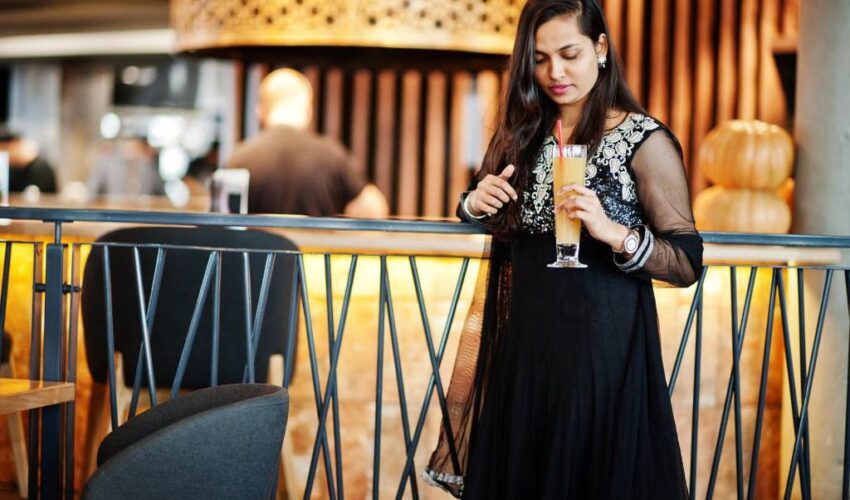 Evening Wear for Ladies: A Complete Guide to Elegant and Stylish Dressing